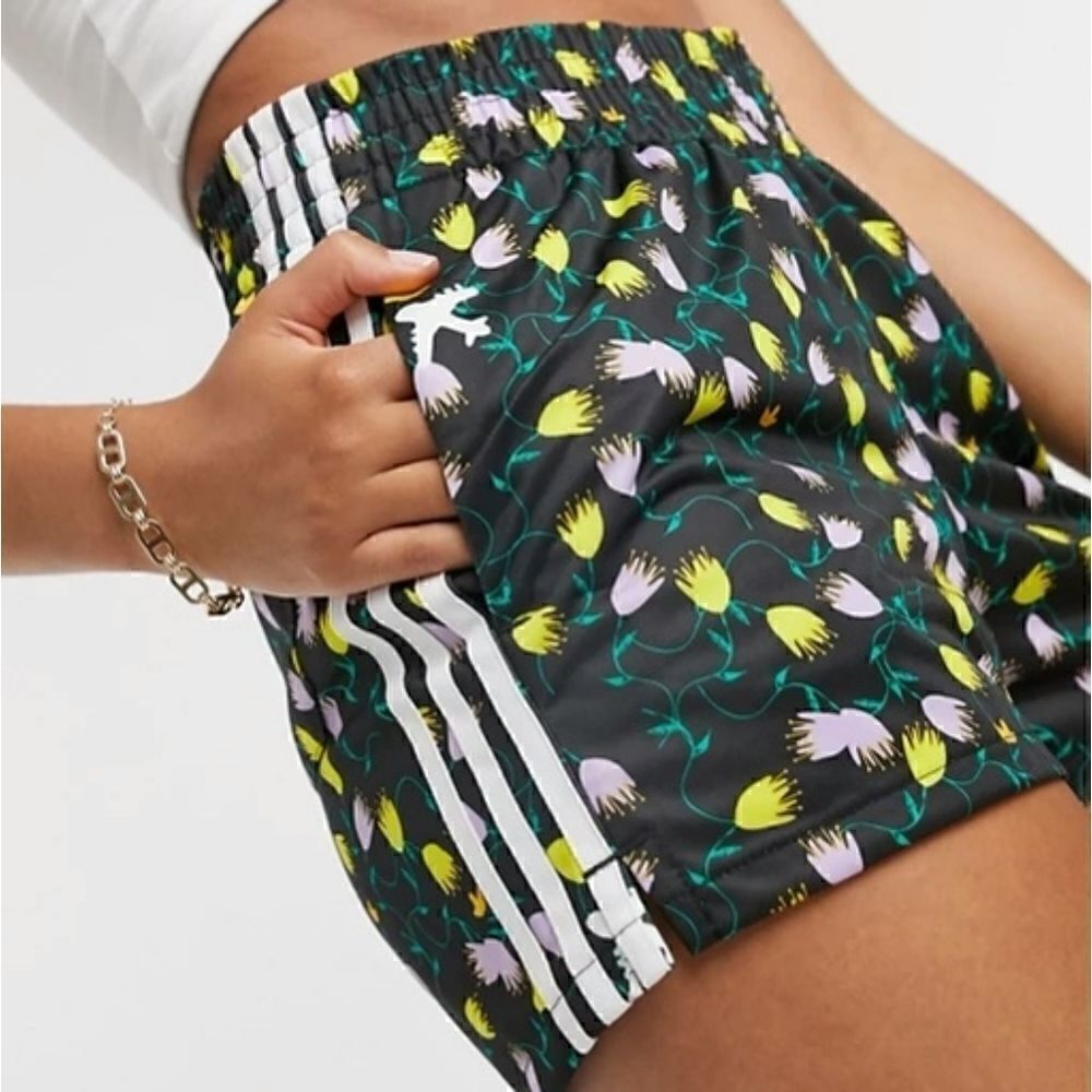AdidasâOriginals APOâFloralâPrintedâShortsâBlack - Picture 13 of 14